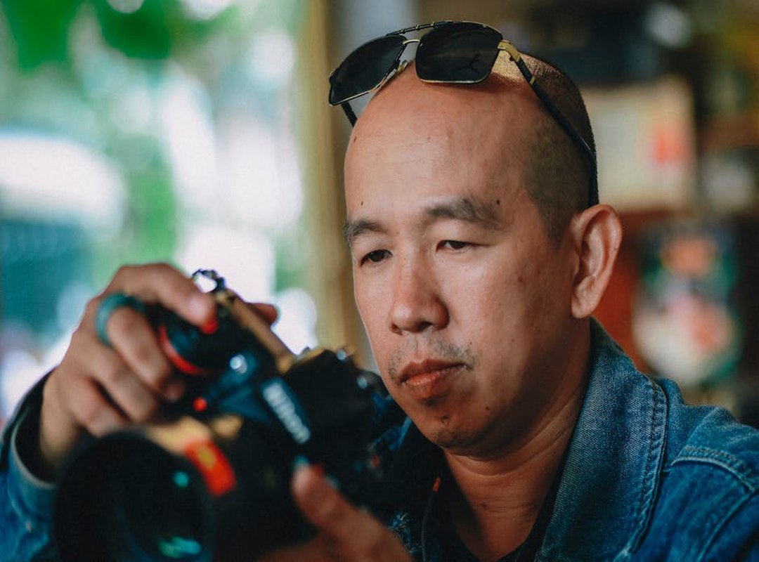 Mastering Camera Settings for a Clear Headshot